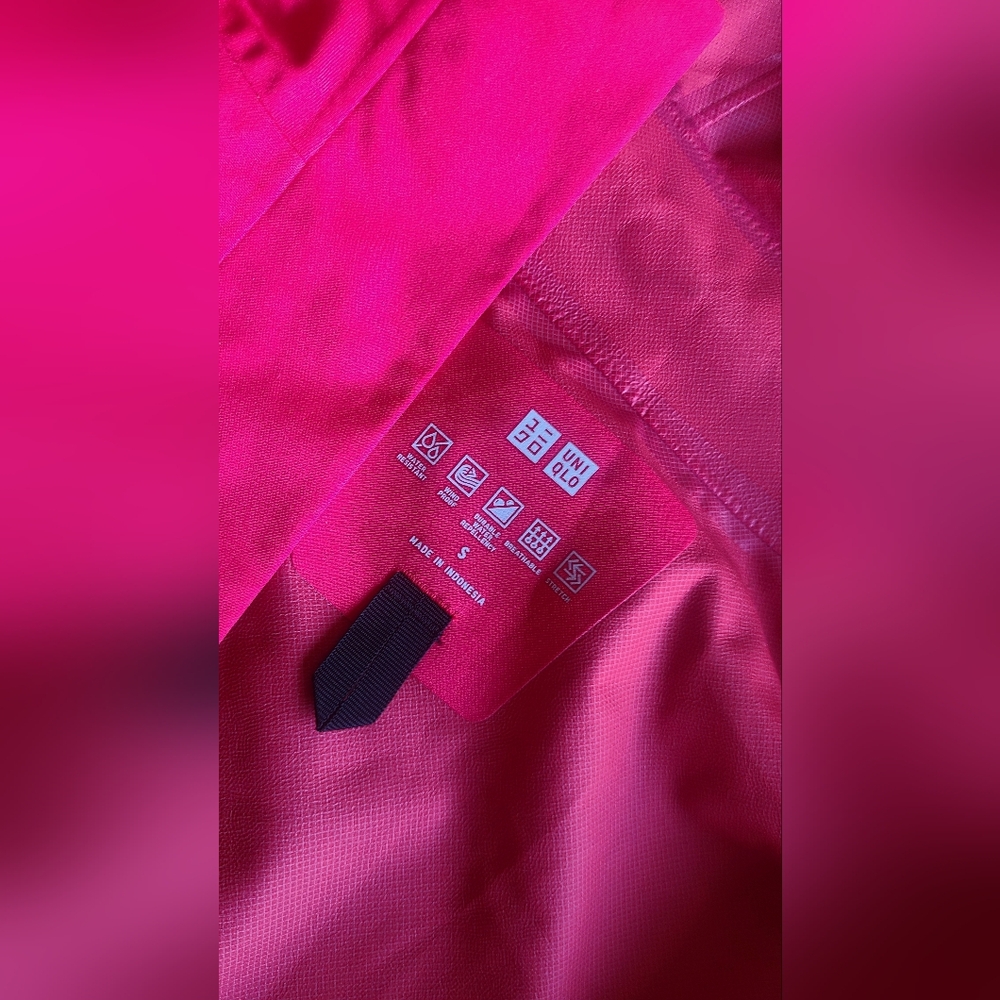 Uniqlo Women's Red Hooded Rain Jacket - Picture 6 of 7